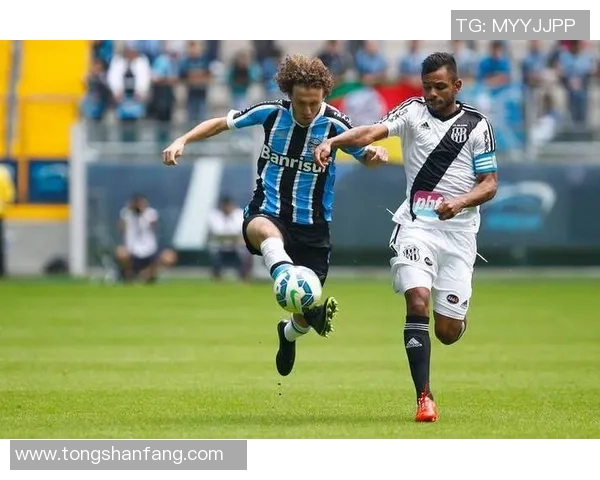 格雷米奥与嫩体育的激烈对决展现足球魅力与团队精神